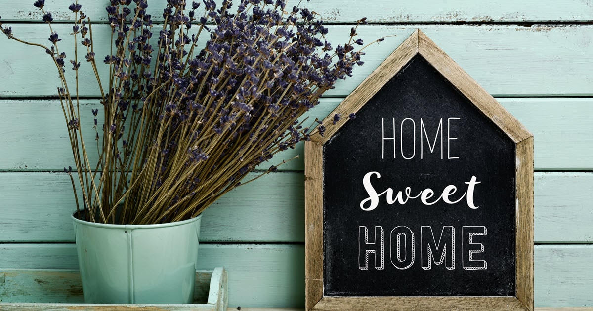 Quirky 'home sweet home' sign welcomes guests to this Australian holiday home.